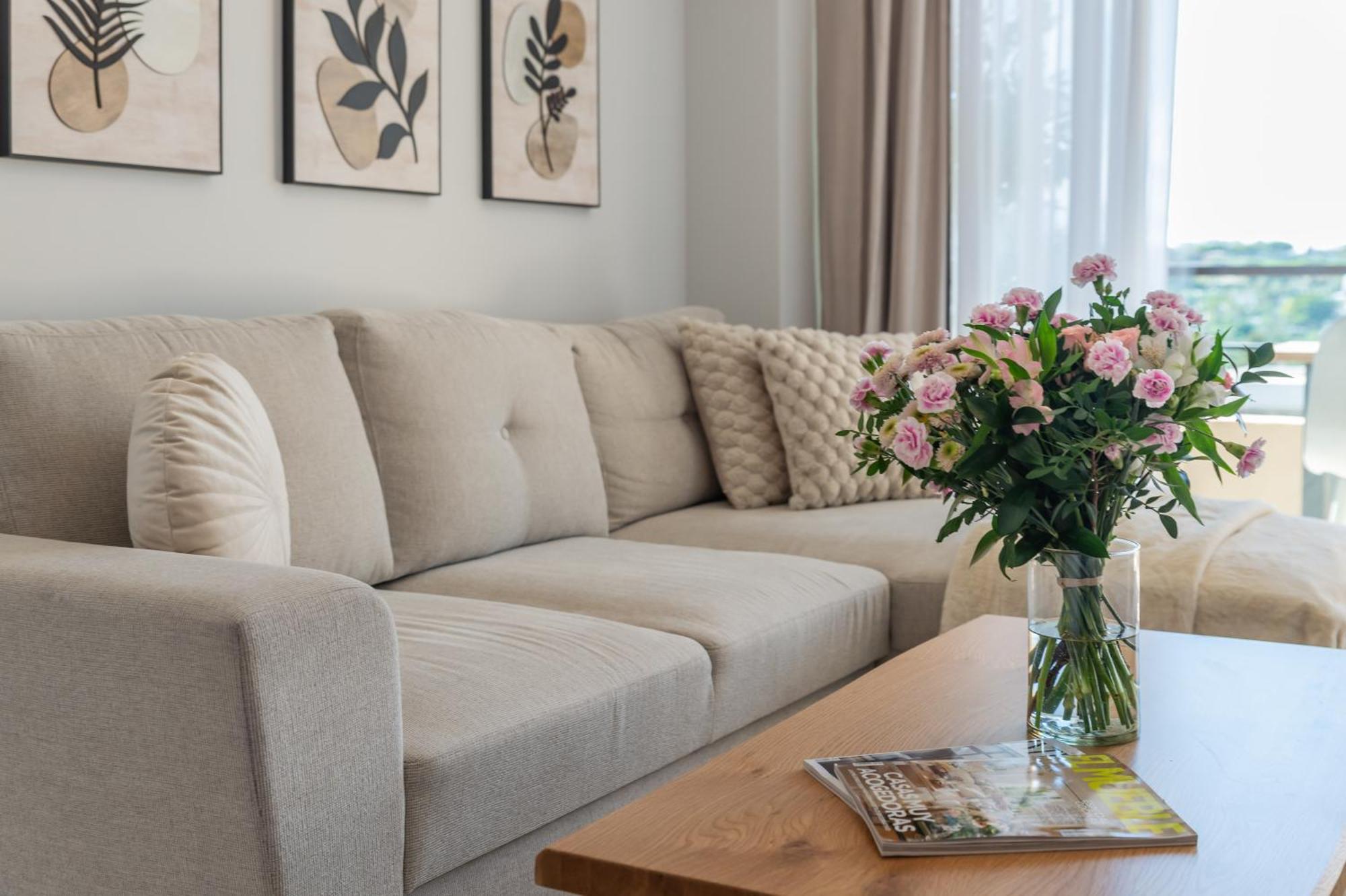 Newly Renovated Sunlit 3 Bdrm With Stunning Views Apartment *