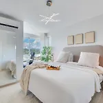 Newly Renovated Sunlit 3 Bdrm Apt With Stunning Views