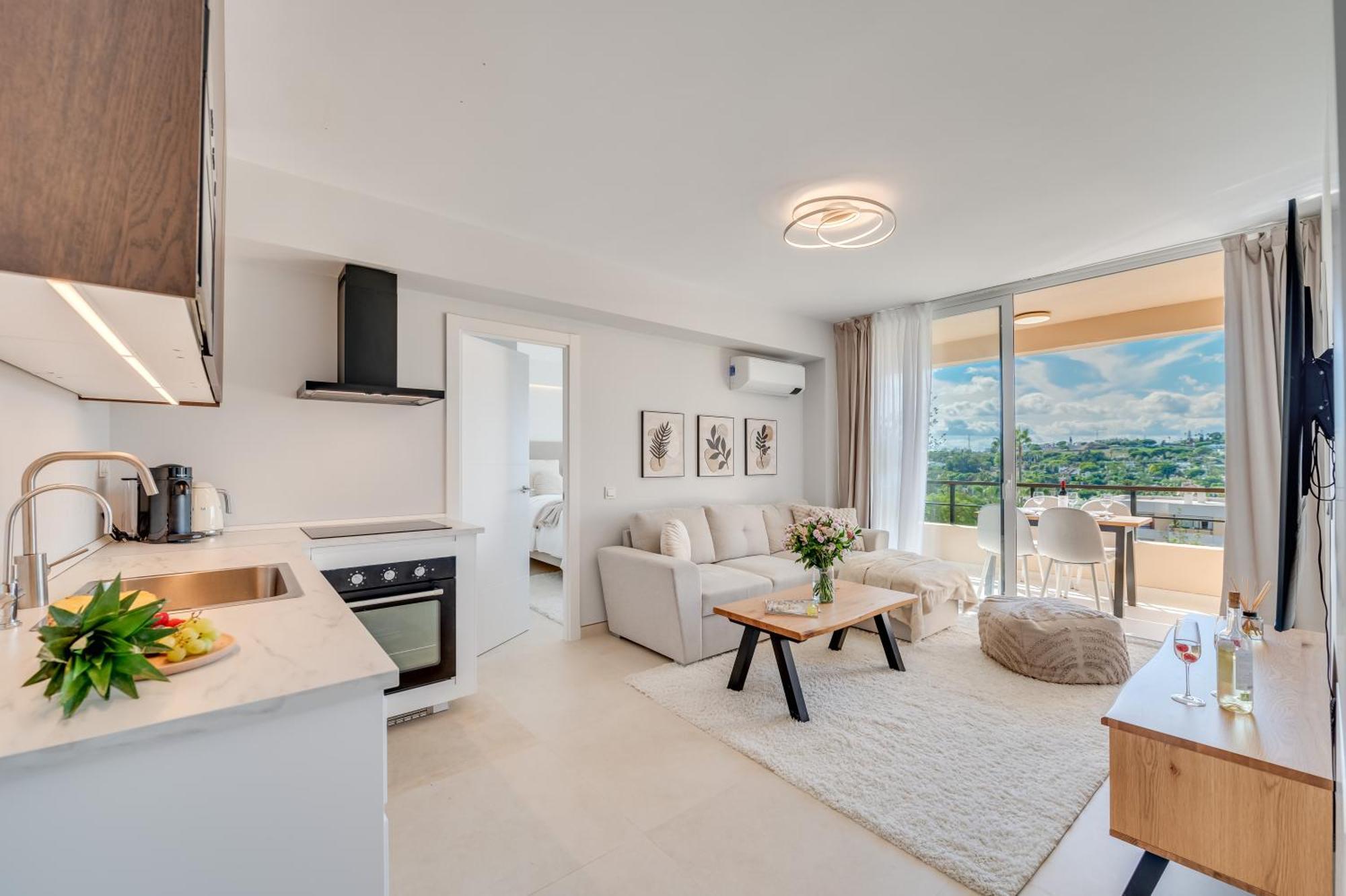 Newly Renovated Sunlit 3 Bdrm With Stunning Views *