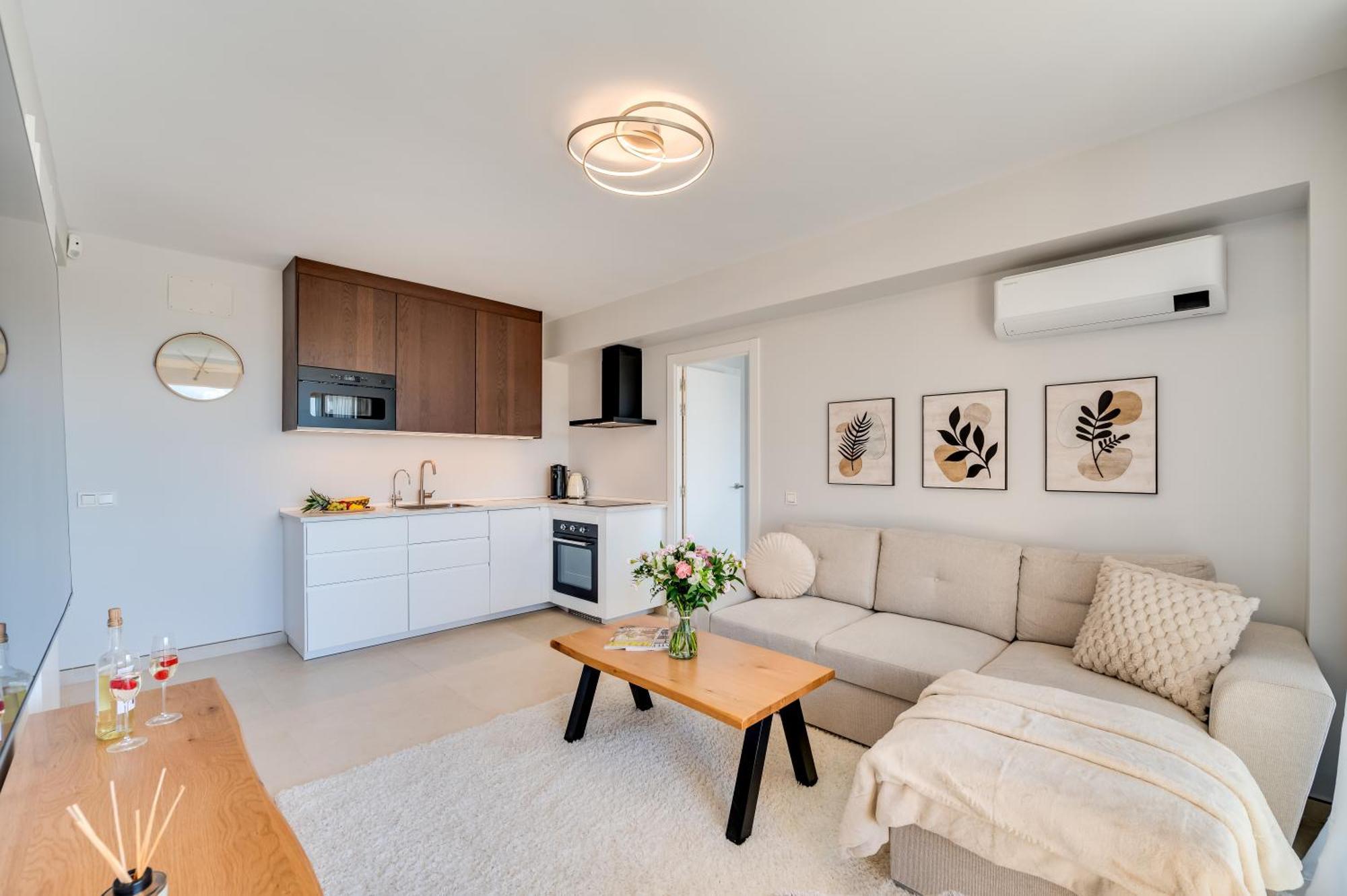 Apartment Newly Renovated Sunlit 3 Bdrm With Stunning Views