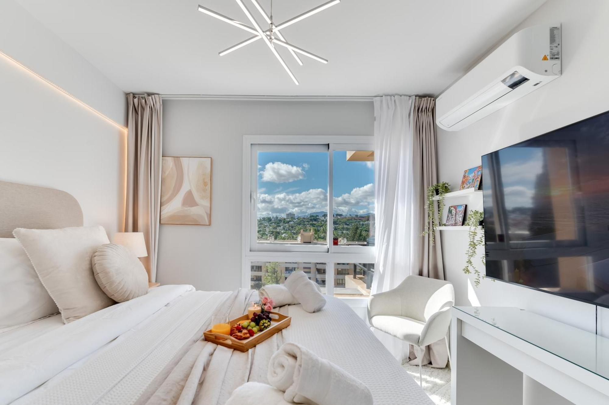Newly Renovated Sunlit 3 Bdrm With Stunning Views *