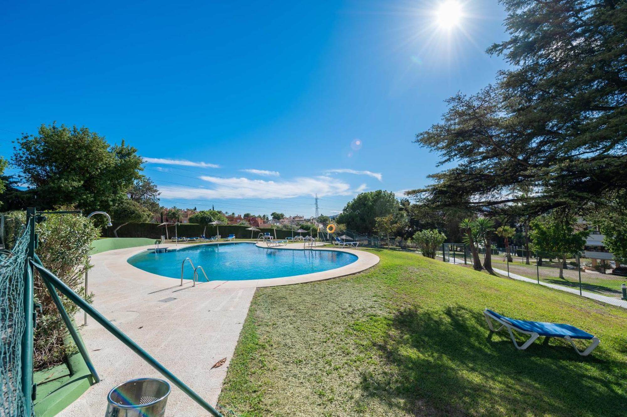 Apartment Newly Renovated Sunlit 3 Bdrm With Stunning Views