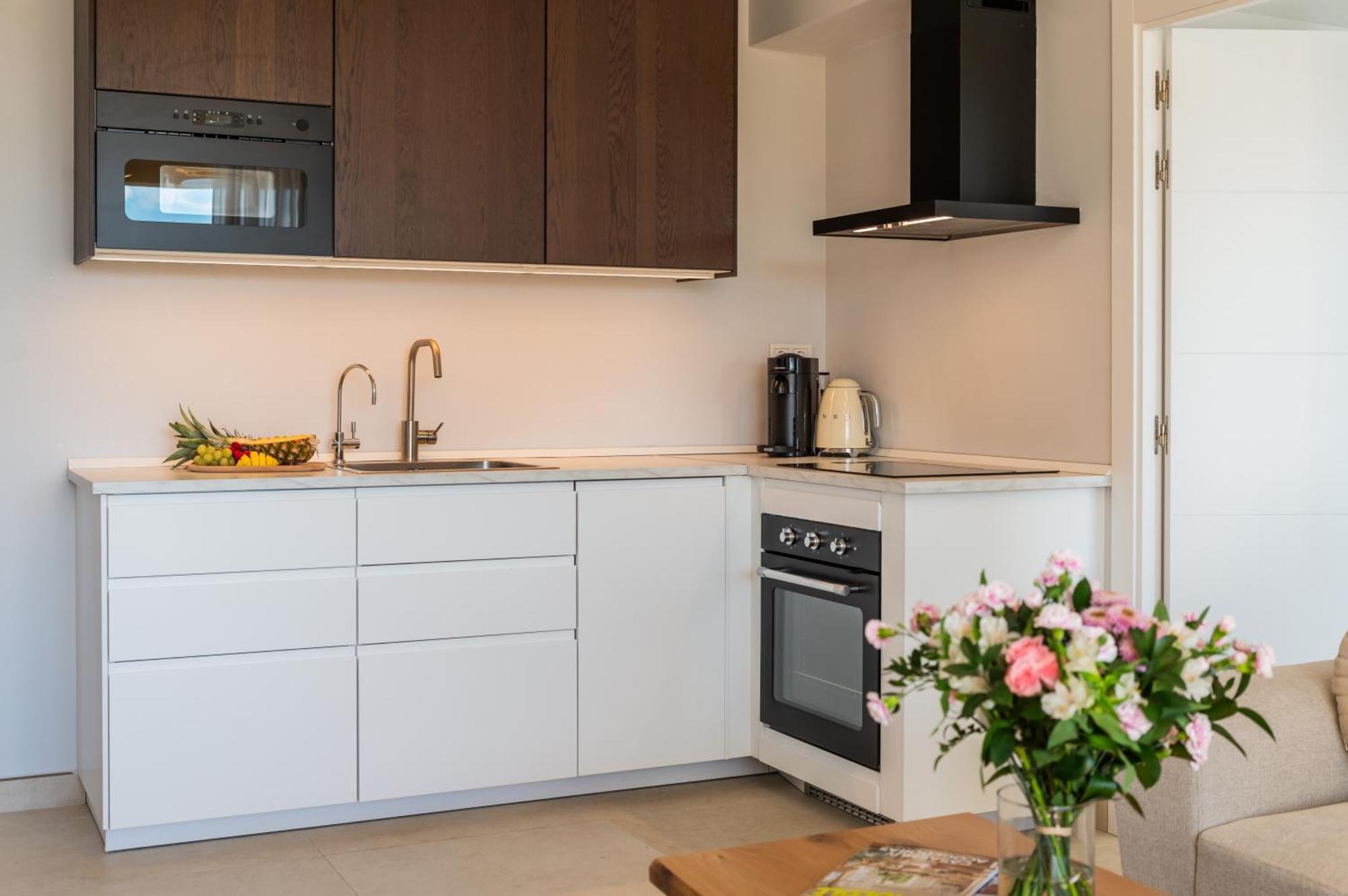 Newly Renovated Sunlit 3 Bdrm With Stunning Views *