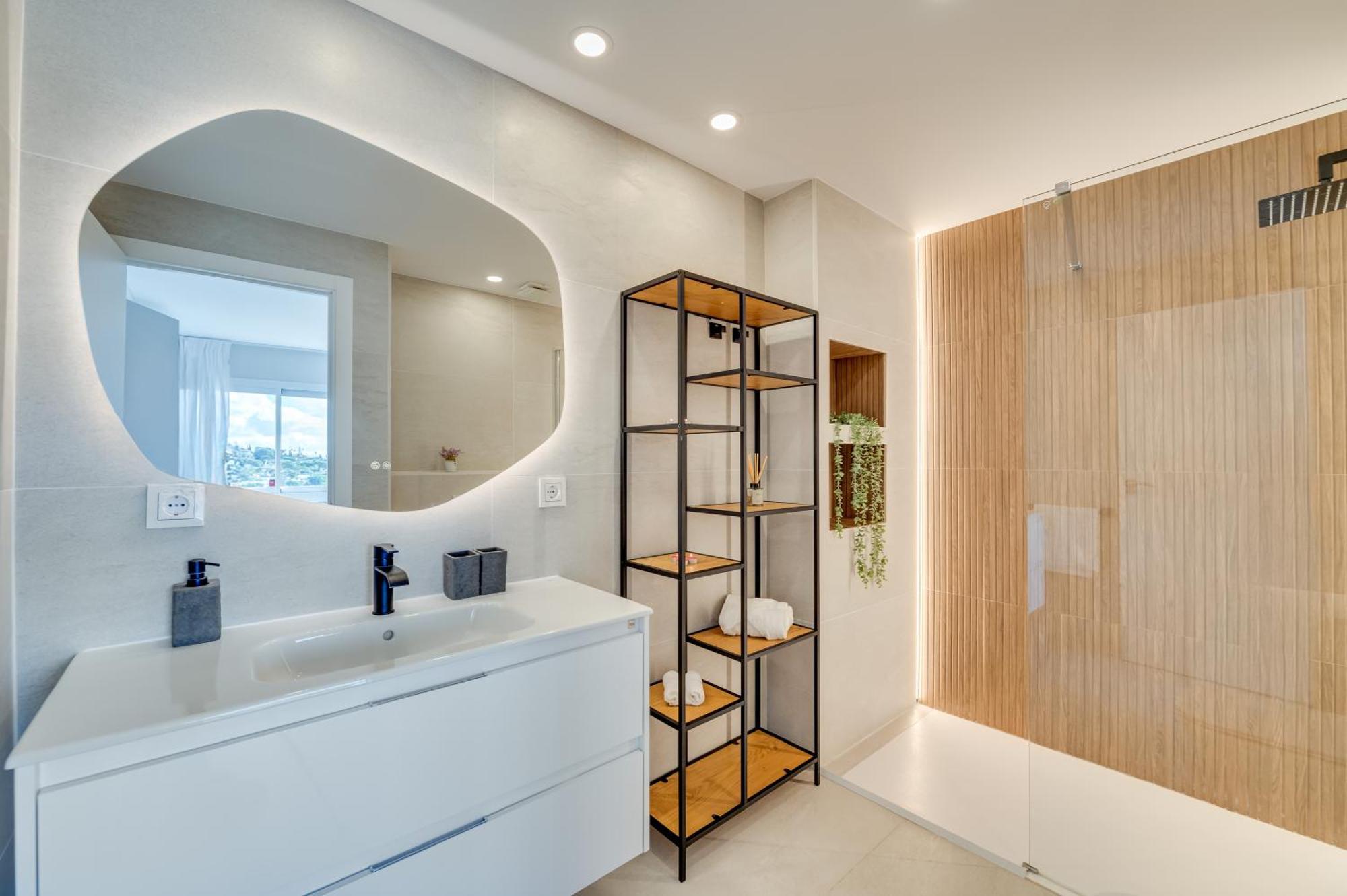Newly Renovated Sunlit 3 Bdrm With Stunning Views Apartment