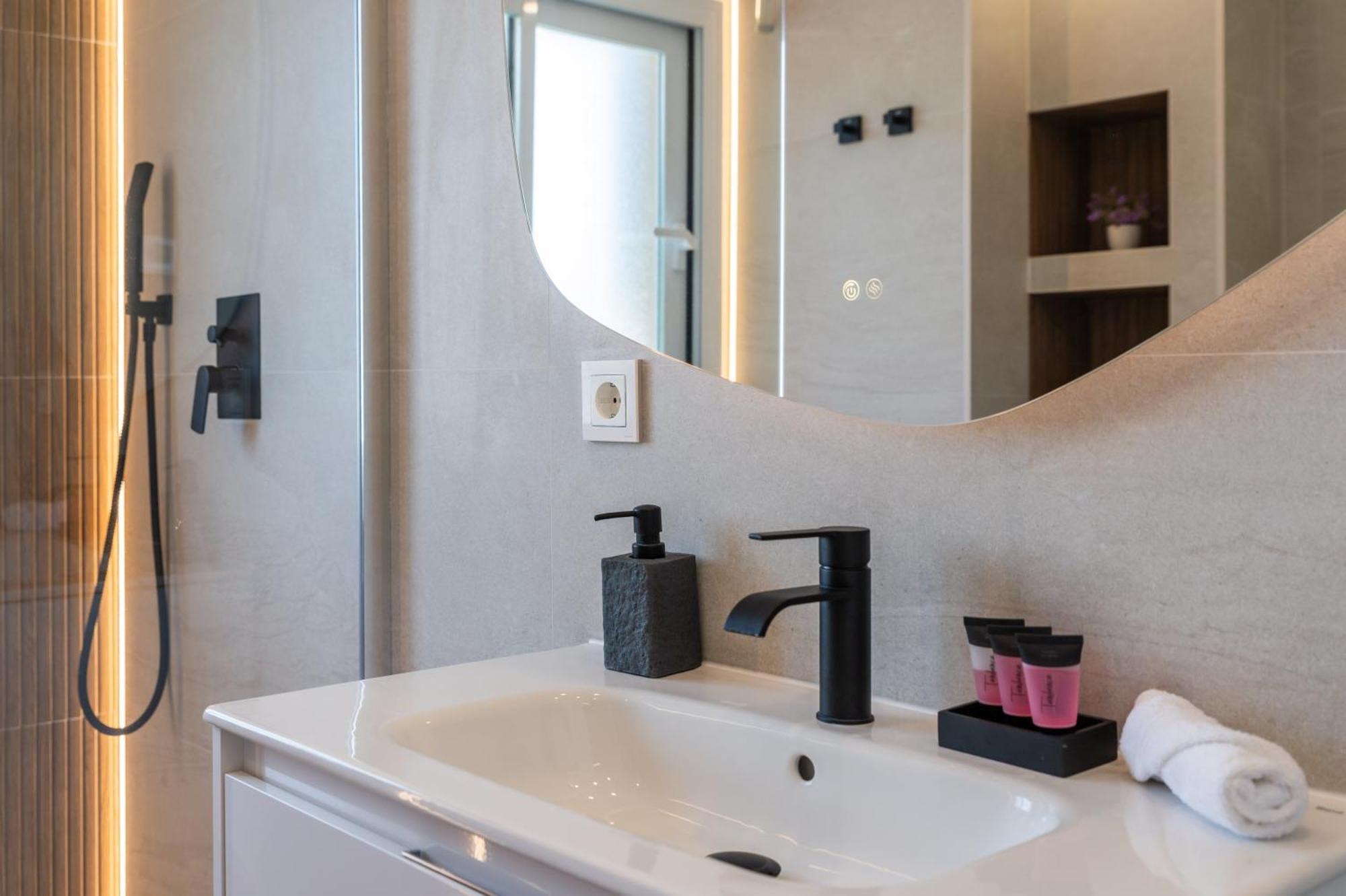 Newly Renovated Sunlit 3 Bdrm With Stunning Views