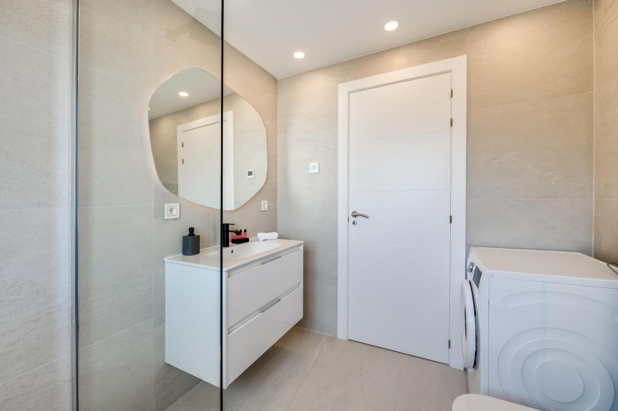 Apartment Newly Renovated Sunlit 3 Bdrm With Stunning Views
