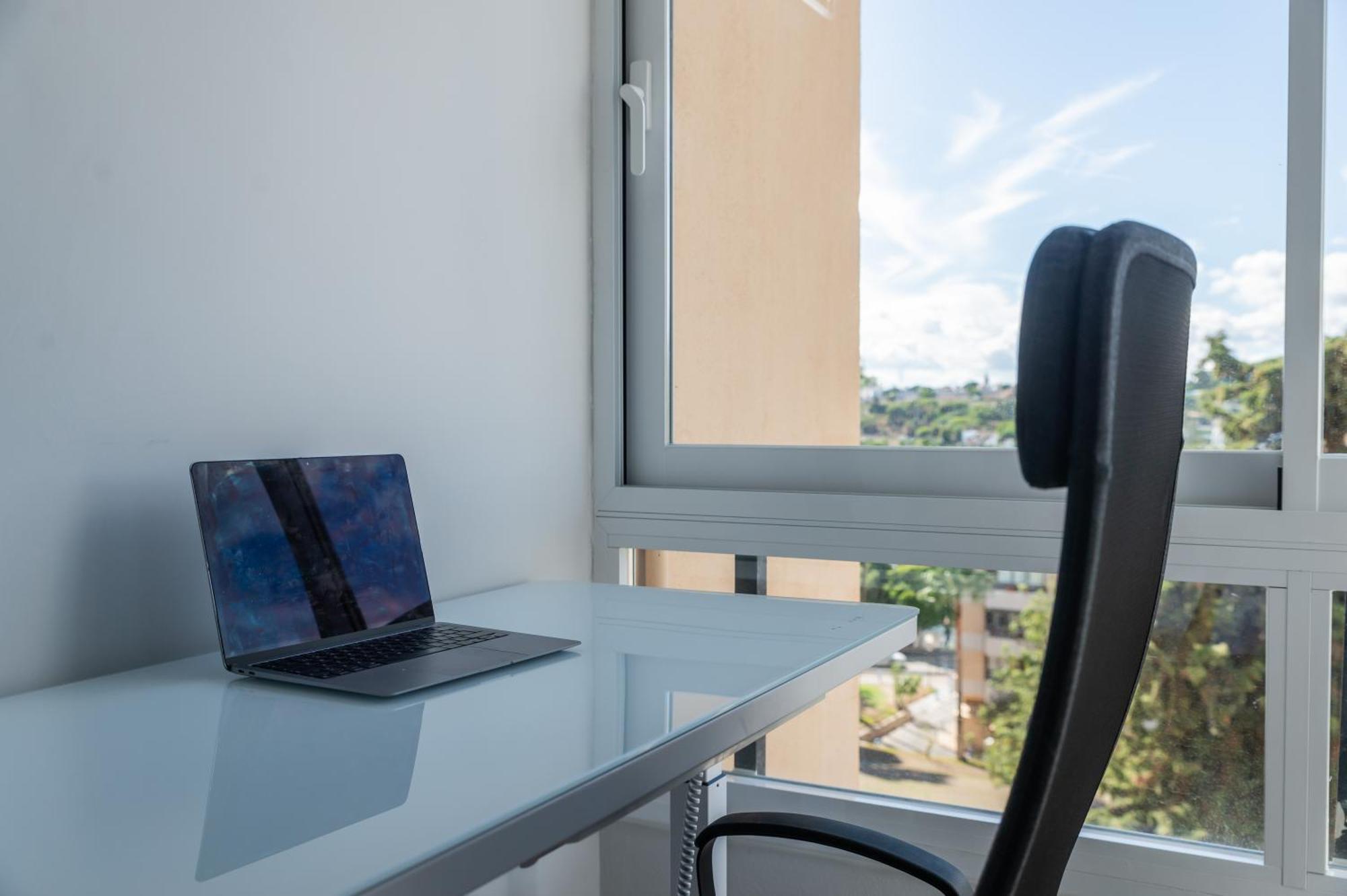 Apartment Newly Renovated Sunlit 3 Bdrm With Stunning Views *