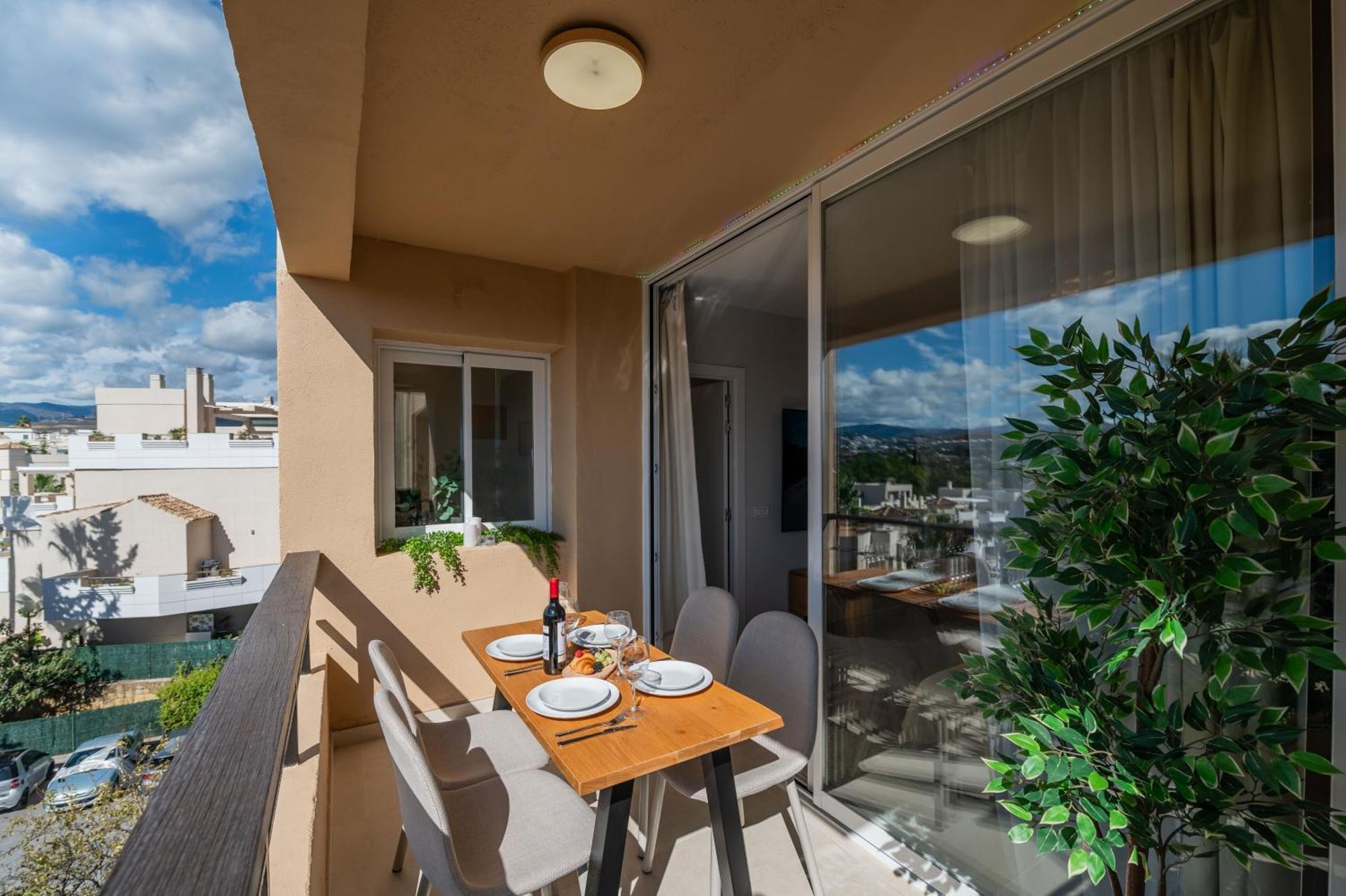 Newly Renovated Sunlit 3 Bdrm With Stunning Views Apartment *