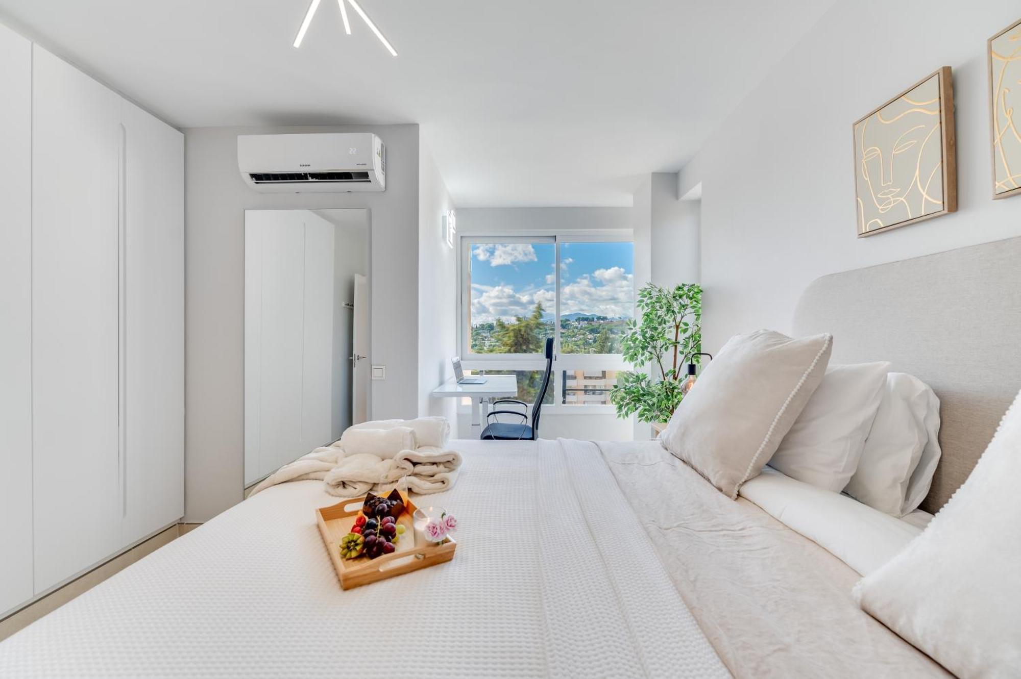 Apartment Newly Renovated Sunlit 3 Bdrm With Stunning Views *