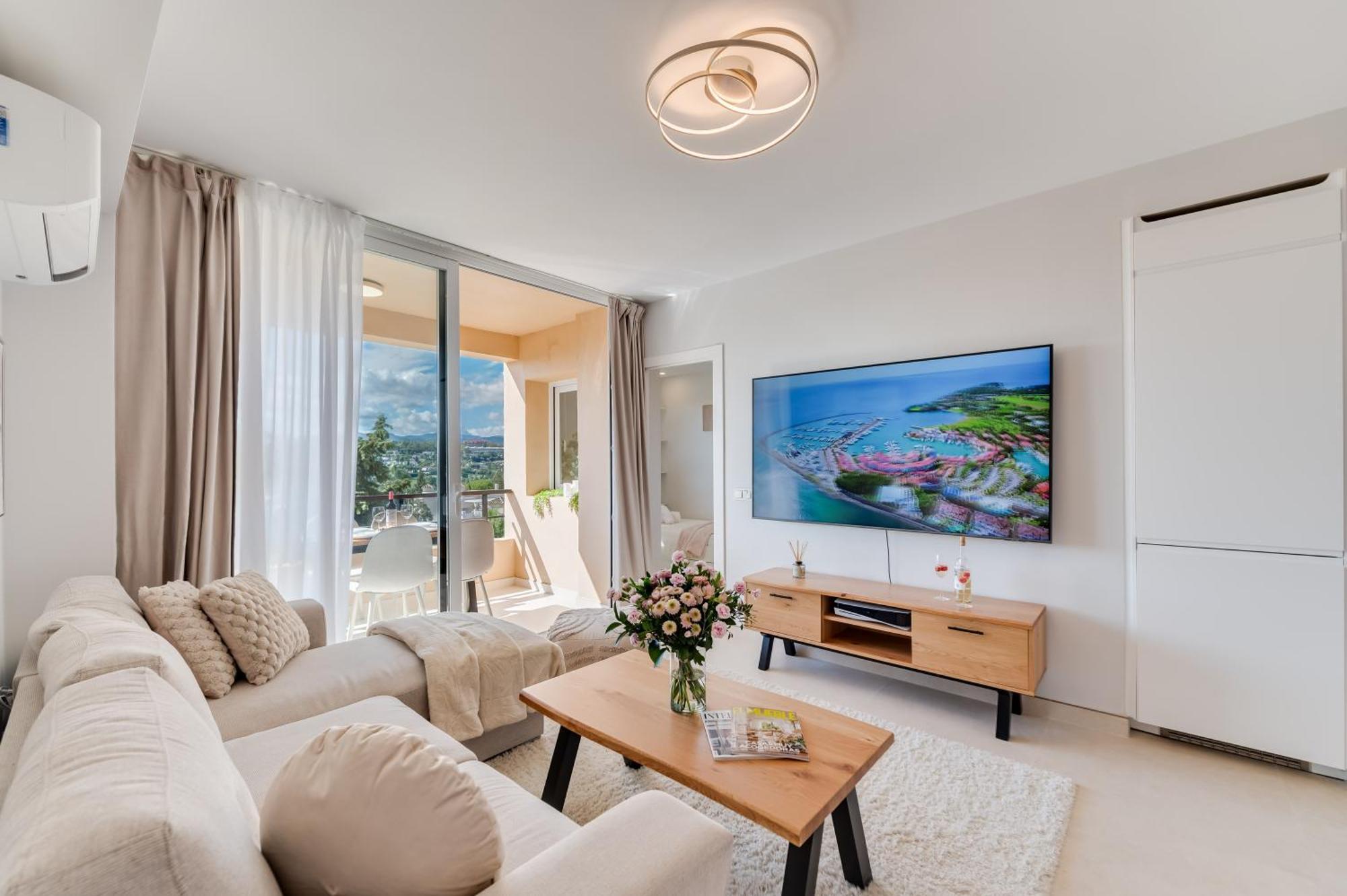 Newly Renovated Sunlit 3 Bdrm With Stunning Views *
