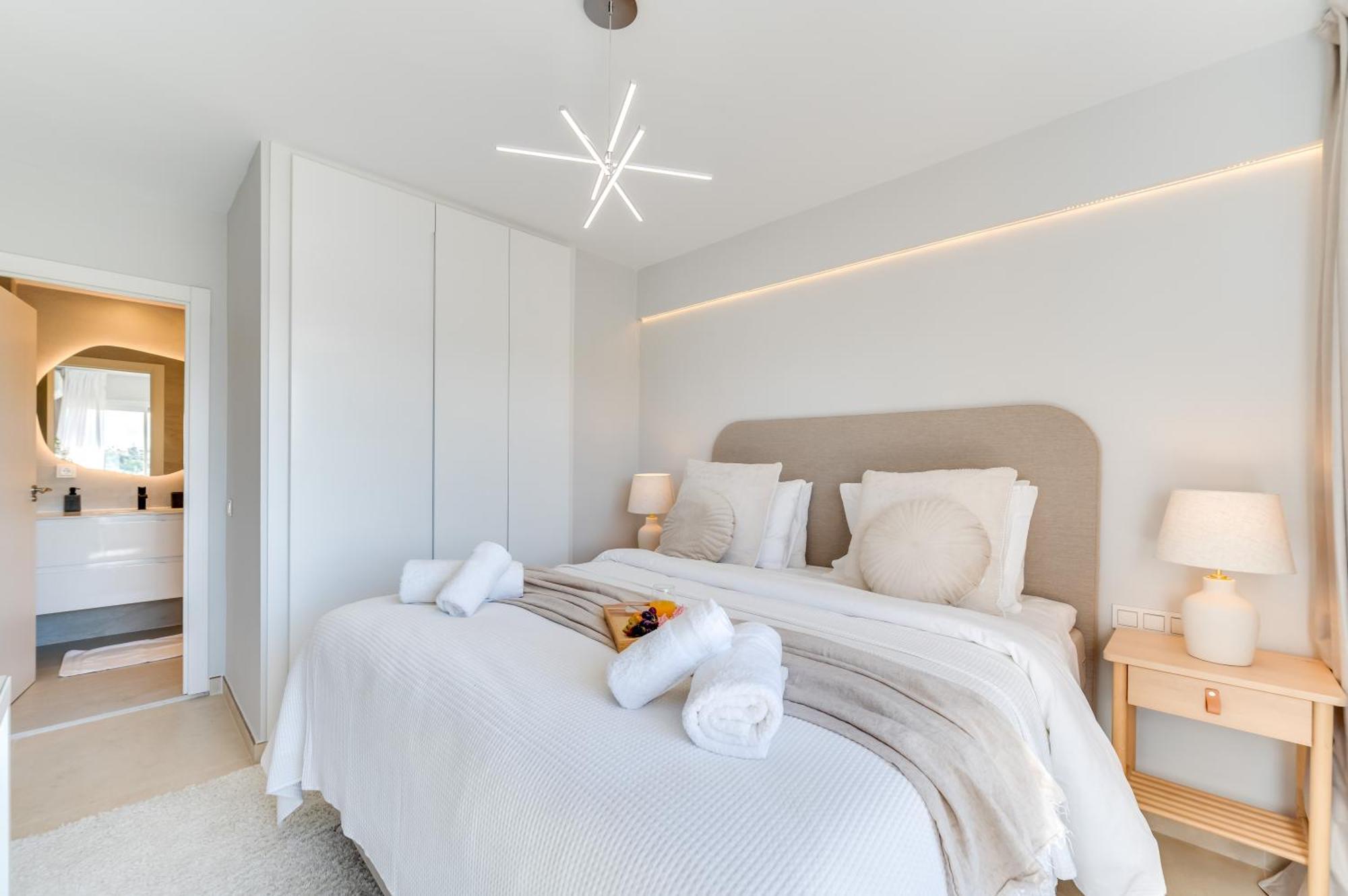 Apartment Newly Renovated Sunlit 3 Bdrm With Stunning Views *